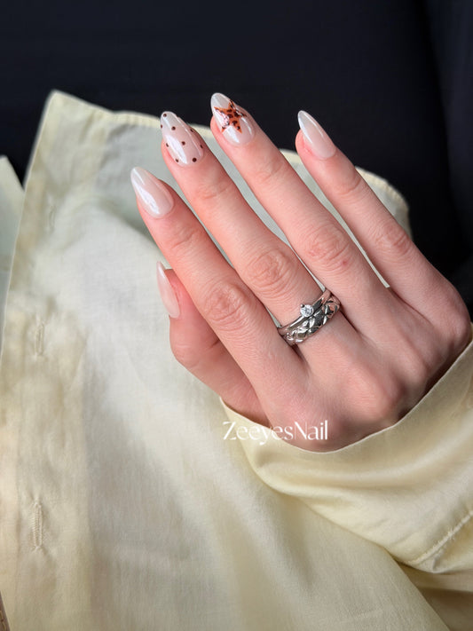 Measuring for handmade press-on nails by ZeeyesNail